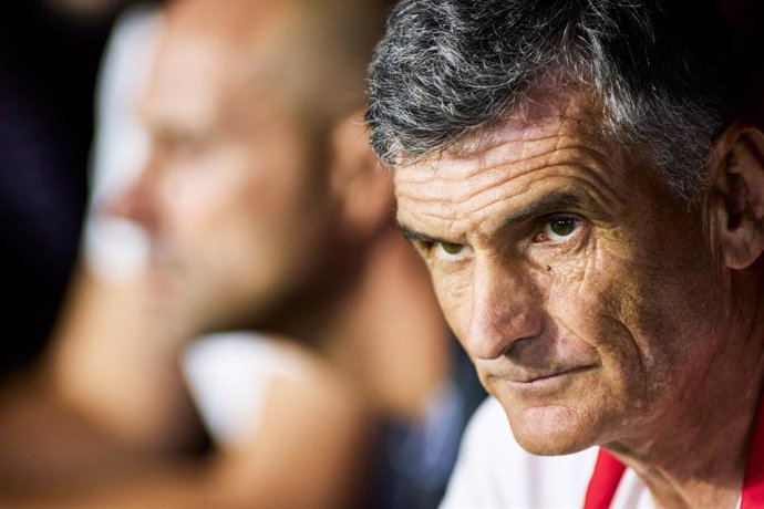 Archivo - Jose Luis Mendilibar, head coach of Sevilla FC, looks on during the Spanish league, LaLiga EA Sports, football match played between Sevilla FC and Girona FC at Ramon Sanchez-Pizjuan stadium on August 26, 2023, in Sevilla, Spain.