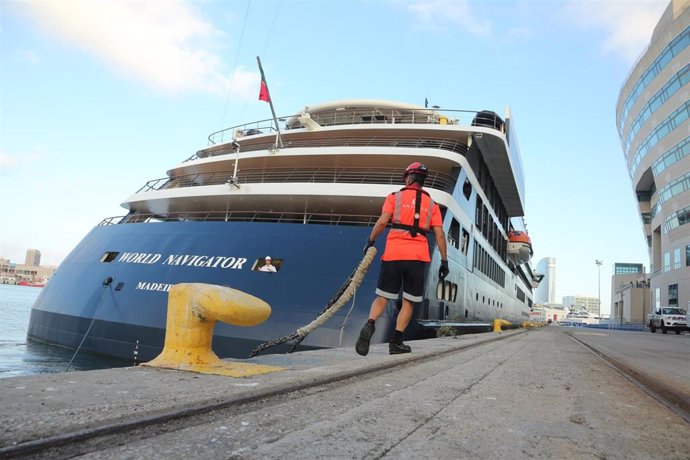 El World Navigator de Mystic Cruises antes de zarpar del muelle Barcelona Norte del Puerto de Barcelona