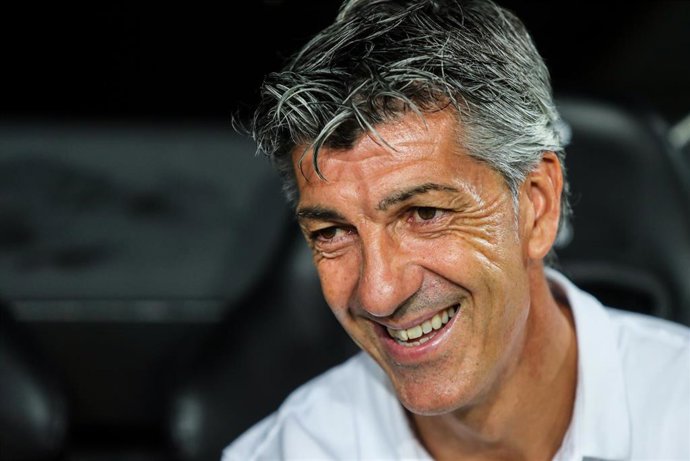 Imanol Alguacil, entrenador de la Real Sociedad, sonríe durante un partido