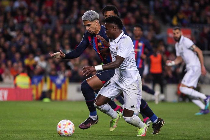 Archivo - Ronald Araujo of FC Barcelona and Vinicius Junior of Real Madrid celebrates during the Spanish Cup, Copa del Rey, Semi Finals football match played between FC Barcelona and Real Madrid at Spotify Camp Nou stadium on April 05, 2023, in Barcelon