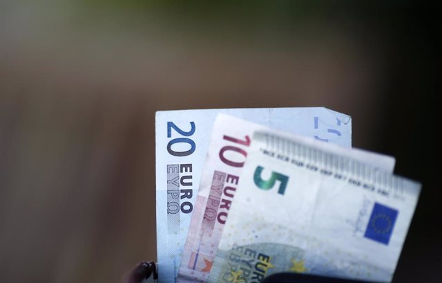 Archivo - Billetes, monedas, euros, euro, dinero