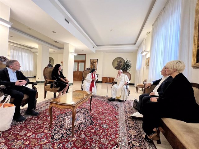 El Pontífice ha recibido este lunes en audiencia privada a Sor Lucia Caram, de la Fundació del Convent de Santa Clara de Manresa, y al empresario Enrique Tomás