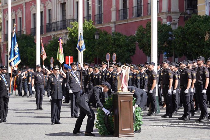 Homenaje a los caídos durante el acto del día de la Policía Nacional en la Plaza de San Francisco