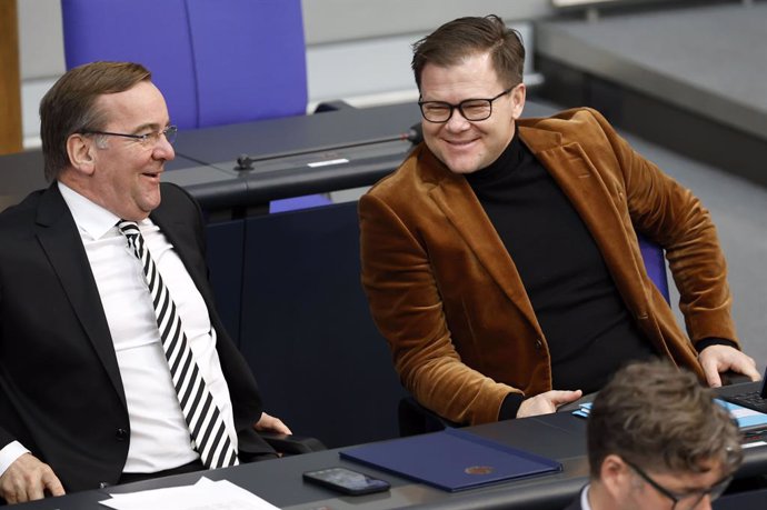 Archivo - March 3, 2023, Berlin, Berlin, Deutschland: Boris Pistorius und Carsten Schneider in der 89. Sitzung des Deutschen Bundestages im Reichstagsgebude. Berlin, 03.03.2023