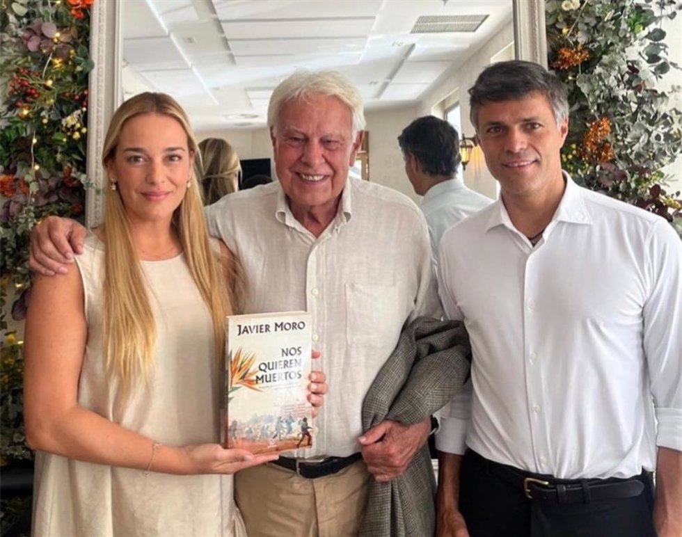 El expresidente del Gobierno Felipe González posa junto al opositor venezolano Leopoldo López y con su esposa Lilian Tintori, en la presentación dle libro 'Nos quieren muertos' de Javier Moro.