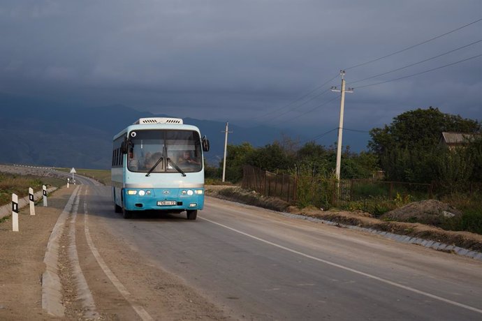 30 September 2023, Armenia, Kornidzor: An evacuation bus carrying dozens of civilians from Stepanakert (Khankendi) arrives at Kornidzor village in Armenia. Almost 100,000 people have fled from Nagorno-Karabakh to Armenia after the region was conquered b
