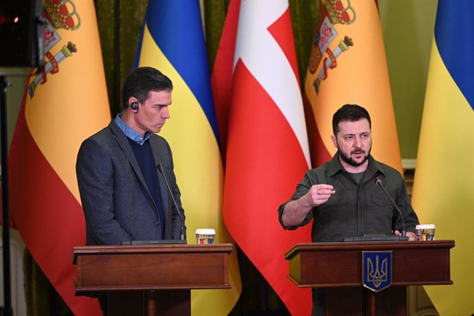 Archivo - El presidente de Ucrania, Volodimir Zelenski (d), ofrece declaraciones a los medios de comunicación tras reunirse con el presidente del Gobierno, Pedro Sánchez (i), a 21 de abril de 2022, en Kiev (Ucrania). Sánchez despegó ayer miércoles 20 de