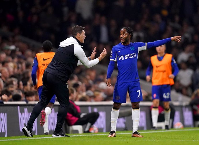02 October 2023, United Kingdom, London: Chelsea manager Mauricio Pochettino (L) speaks to Chelsea's Raheem Sterling during the English Premier League soccer match between Fulham and Chelsea at Craven Cottage. Photo: John Walton/PA Wire/dpa