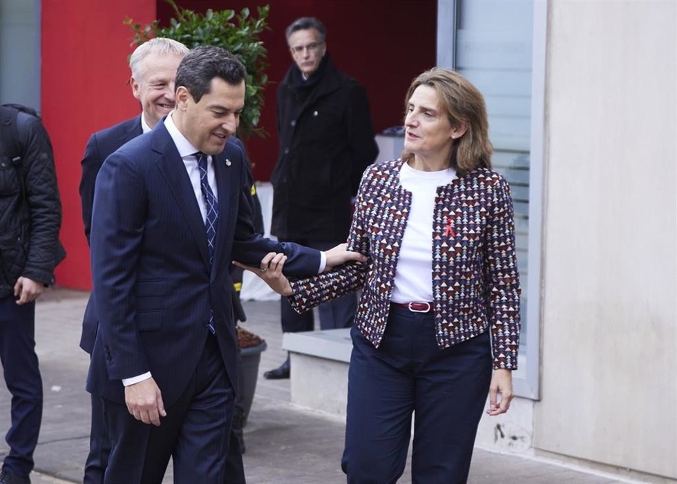 Archivo - El presidente de la Junta de Andalucía, Juanma Moreno, (i) conversa con la vicepresidenta tercera del Gobierno, Teresa Ribera, (d) durante la presentación del proyecto de Cepsa 'Valle andaluz del Hidrógeno Verde' en la Refinería Cepsa de San R