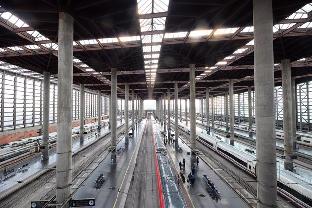Archivo - Varias personas en las vías de la estación Puerta de Atocha-Almudena Grandes, a 30 de diciembre de 2022, en Madrid (España).