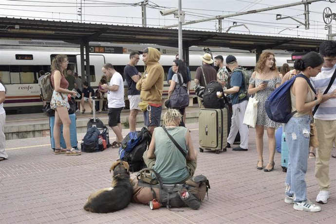 Archivo - Decenas de personas esperan a poder coger un tren en Vilanova i la Geltrú, una de las estaciones afectadas, a 16 de agosto de 2023, en Vilanova i la Geltrú, Barcelona, Catalunya (España)