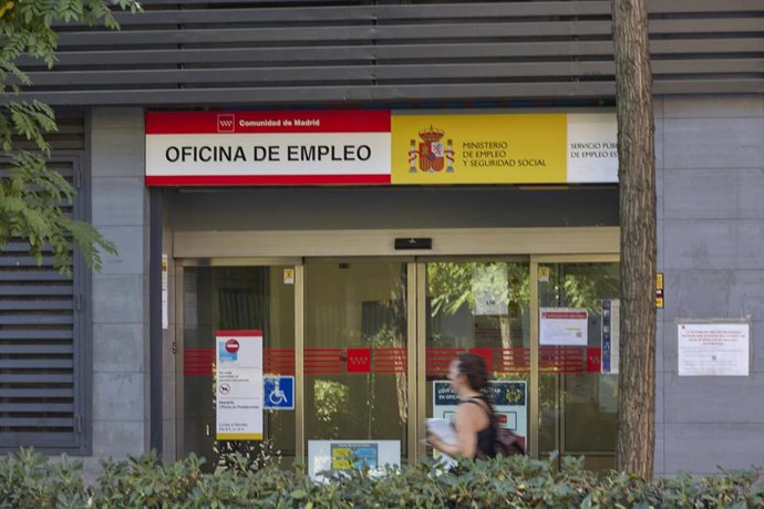 Archivo - Varias personas pasan por delante de una oficina de empleo, a 28 de julio de 2022, en Madrid (España).