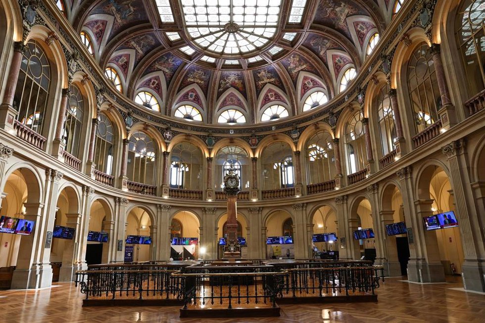 Paneles del Ibex 35 en el Palacio de la Bolsa de Madrid, en Madrid (España).