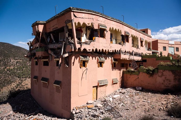 Un edificio destruido por el terremoto, a 12 de septiembre de 2023, en Moulay Brahim (Marruecos). Los efectivos desplazados por la ONG Bomberos Unidos sin Fronteras (BUSF) hasta la zona de Marruecos afectada por el terremoto registrado el pasado 8 de se