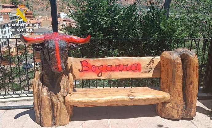Escultura taurina dañada en Bogarra