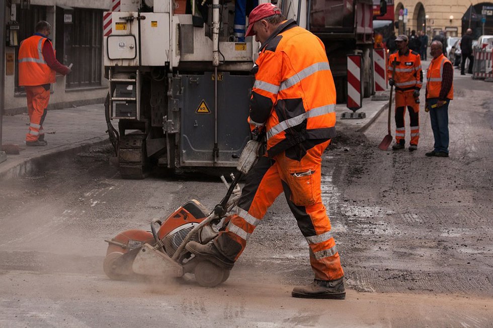 Un operario trabajando en la calle