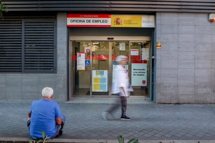 Archivo - Un hombre pasa por delante de la oficina del SEPE del Paseo de las Acacias, a 2 de agosto de 2023, en Madrid (España).  El número de parados registrados en las oficinas de los servicios públicos de empleo bajó en 10.968 personas en julio en re