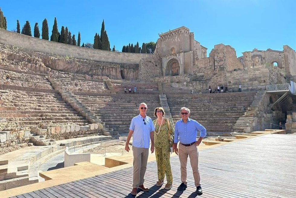 Giuliano Volpe visitando el Teatro Romano de Cartagena acompañado de José Miguel Noguera