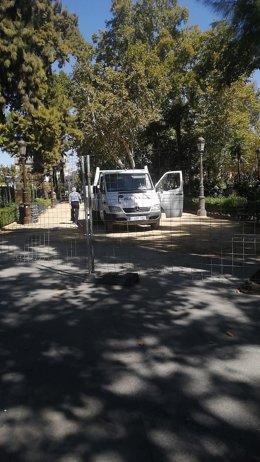 Archivo - Actuación del Zoosanitario en los Jardines Cristina de desratización