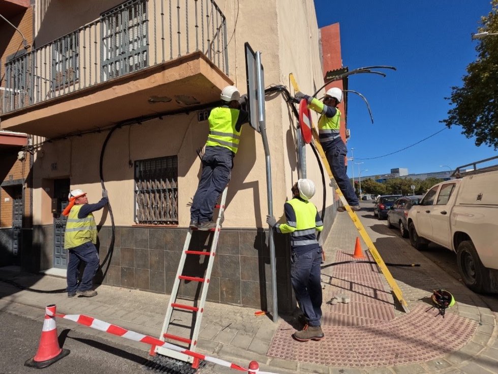 Archivo - Operarios refuerzan el suministro eléctrico en Palmete.