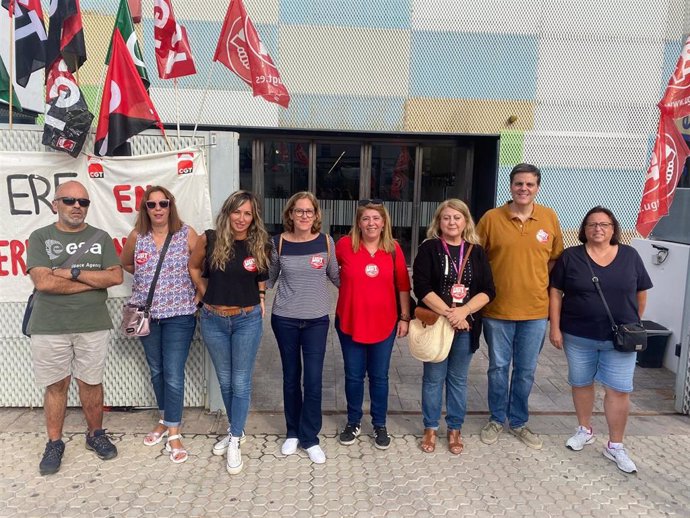 Protestas de la plantilla de Teleperformance tras la convocatoria de huelga por el ERE.