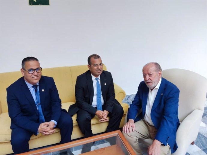 Imagen del encuentro en Osuna (Sevilla) entre el presidente de la FAMP, Fernando Rodríguez Villalobos, y el presidente de la Asociación Marroquí de Presidentes de Consejos Prefectorales y Provinciales (AMPCPP), Abdelaziz Derouiche.