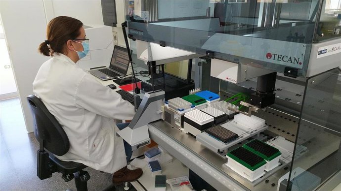 El personal investigador del área de Genómica del Instituto Tecnológico y de Energías Renovables (ITER), dependiente ha participado en un estudio que aporta nuevos conocimientos sobre la arquitectura genética de la COVID-19