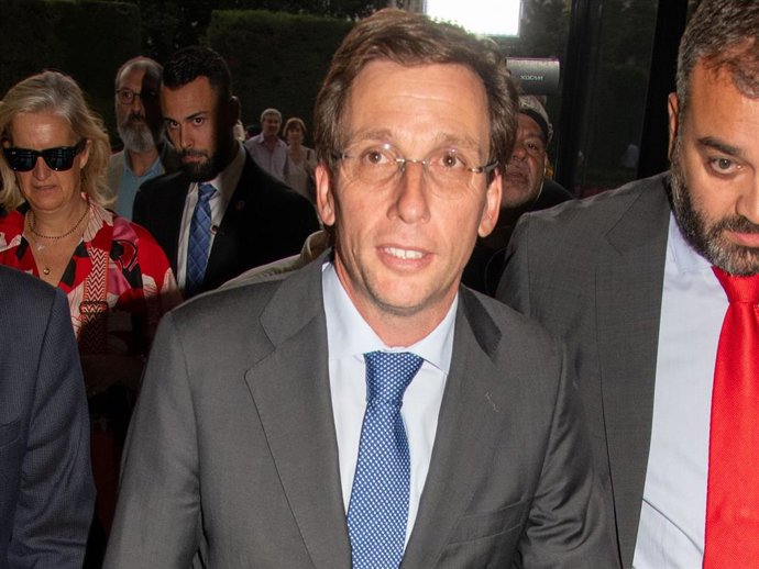 José Luis Martínez-Almeida durante la entrega del premio de Madrileño del Año 2023 en el Teatro Real