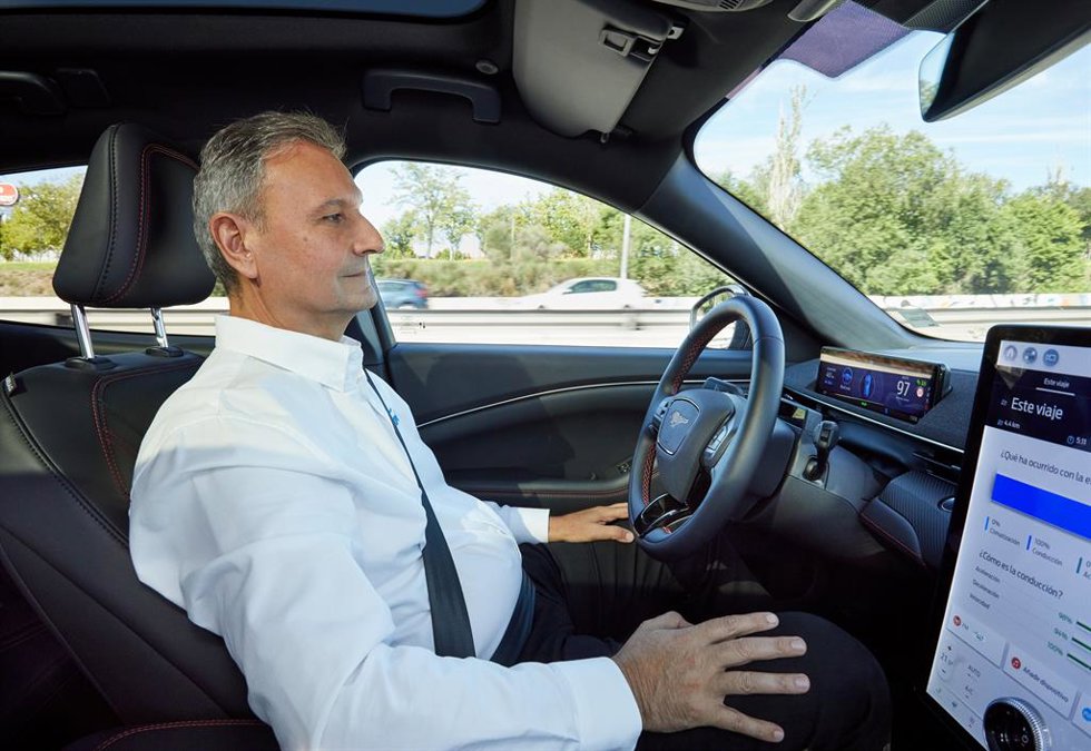 El presidente de Ford España, Jesús Alonso, probando la tecnología BlueCruise