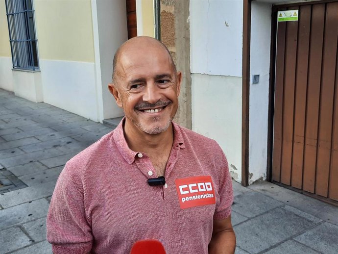 El secretario de Acción Sindical y Empleo de CCOO de Extremadura, Francisco Jiménez, en declaraciones a los medios de comunicación