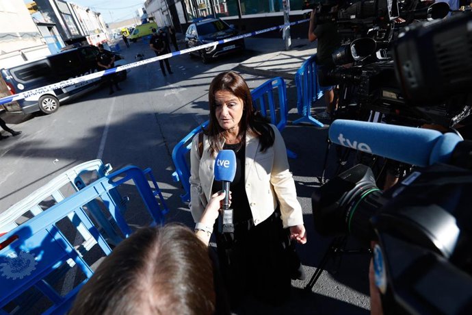 La portavoz de la discoteca Teatre, María Dolores Abellán, atiende a medios frente al Teatre, en la zona de ocio de Las Atalayas, donde ocurrió el incendio, a 2 de octubre de 2023, en Murcia, Región de Murcia (España). El Delegado del Gobierno de la Reg