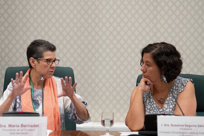 Archivo - La presidenta de la Fundació, Maria Bernadet (e), intervé durant una comissió d'investigació del Parlament sobre la pederstia en l'església