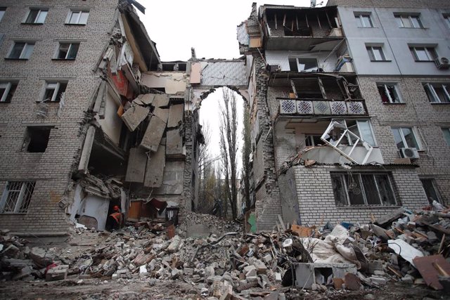 Archivo - Edificio de viviendas atacado en Mikolaiv en noviembre de 2022