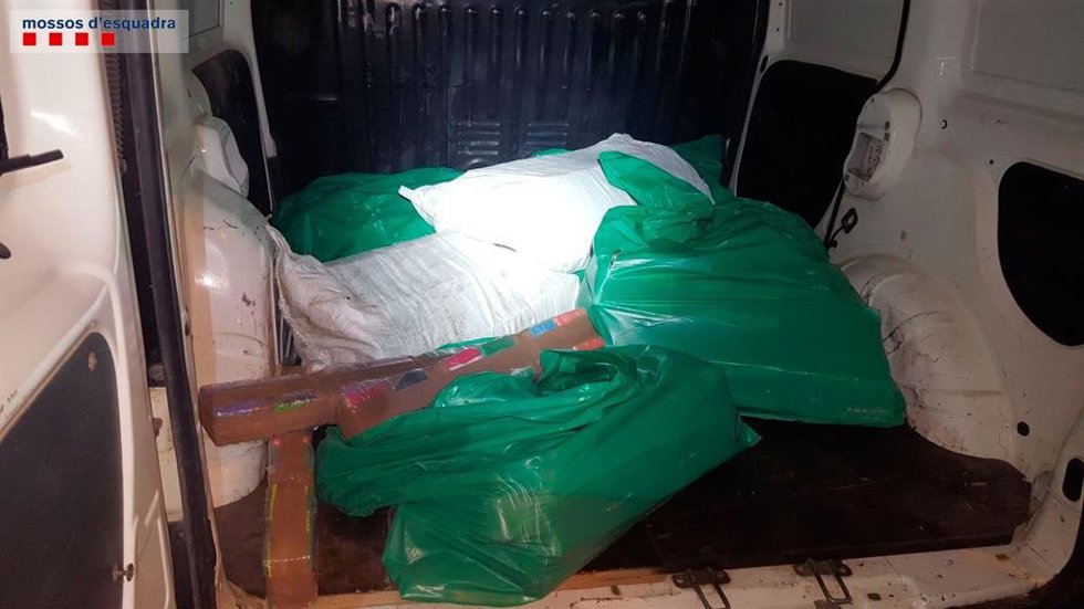 Archivo - Los Mossos d'Esquadra han detenido este viernes sobre las 2.00 horas a un hombre por conducir sin carné y transportar unos 180 kilogramos de hachís en la AP-7 a su paso por L'Arbo (Tarragona)