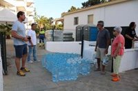 Reparto de agua en Cartaya (Huelva) para los afectados por la prohibición del consumo en Nuevo Portil