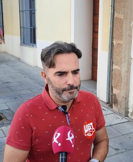 El secretario de Política Institucional y Empleo de UGT Extremadura, Francisco Morcillo, en declaraciones a los medios de comunicación