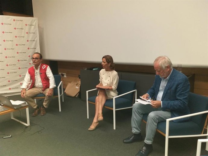 La concejala de Servicios Sociales, Educación y Vivienda del Ayuntamiento de Gijón, Ángeles Fernández-Ahúja, en la  jornada de 'Personas mayores: soledad y aislamiento en la era digital', organizada por Cruz Roja en la antigua Escuela de Comercio.