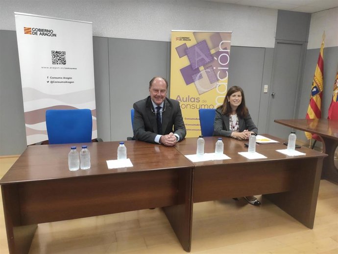 El director general de Protección de Consumidores y Usuarios, Antonio Villacampa, y la 'advisor' del Departamento de Conducta de Entidades del Banco de España, Beatriz Domingo, en la inauguración del Aula "Finanza para todas y todos".
