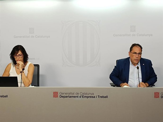 La directora del Observatori del Treball i Model Productiu, Manuela Redondo, y el secretario de Trabajo de la Generalitat, Enric Vinaixa, en rueda de prensa este martes