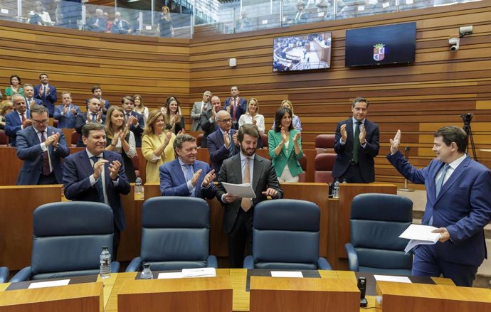 Mañueco saludo a los integrantes del Grupo Popular a la llegada al hemiciclo