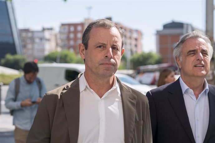 Archivo - El expresidente del FC Barcelona Sandro Rosell (c) y su abogado, Pau Molins (d), a su llegada a los Juzgados de Plaza de Castilla en 2023