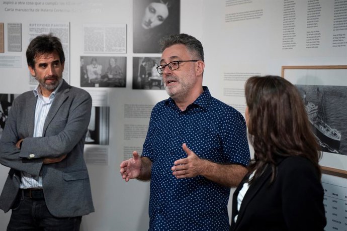 (I-D) El concejal de cultura del Ayuntamiento, José Luis Moreno;  director de la Mostra Valencia, Eduardo Guillot, y comisaria de la exposición, Irene de Lucas, durante la presentación de la exposición de la cineasta Helena Cortesina, Galería del Tossal