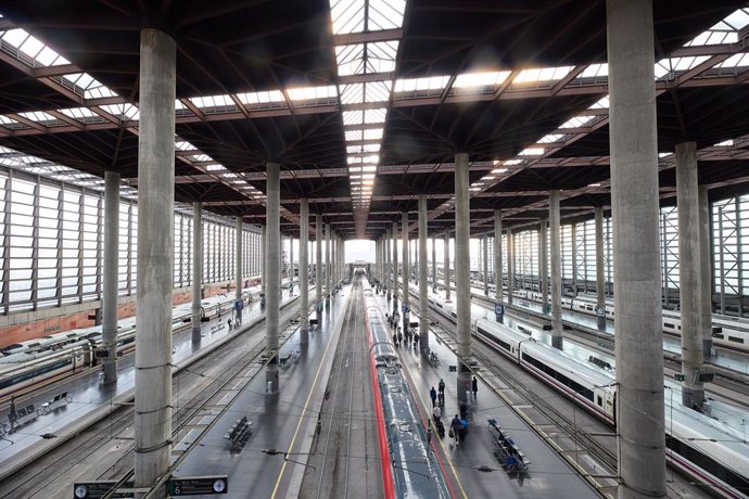 Archivo - Varias personas en las vías de la estación Puerta de Atocha-Almudena Grandes, a 30 de diciembre de 2022, en Madrid (España). Renfe ofrece más de 5 millones de plazas en los 25.000 trenes que pondrá en circulación esta Navidad. Hasta el 9 de en