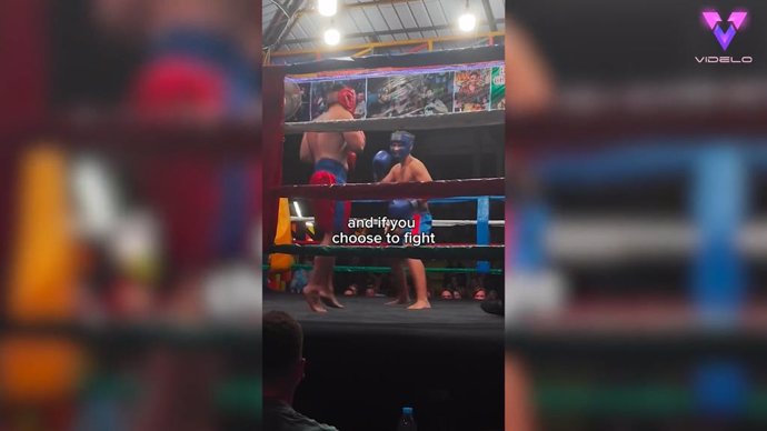 Bar de Tailandia permite a sus clientes ponerse unos guantes de boxeo y luchar contra desconocidos para ganar un cubo de cerveza.