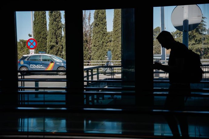 Archivo - Un vehículo de la Policía Nacional en el aeropuerto Adolfo Suárez Madrid-Barajas