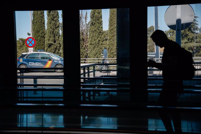 Archivo - Un vehículo de la Policía Nacional un día antes del inicio de la cumbre de la OTAN en Madrid, en el aeropuerto Adolfo Suárez Madrid Barajas, a 27 de junio de 2022, en Madrid (España). Unos 10.000 agentes de las Fuerzas y Cuerpos de Seguridad, 