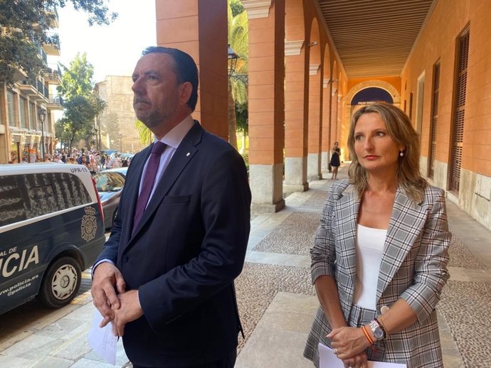 El conseller de Empresa, Empleo y Energía, Alejandro Saénz de San Pedro, y la directora general de Trabajo, Catalina Cabrer.