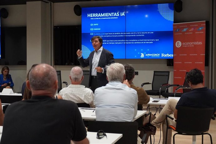 Imagen del seminario del coach sevillano José Luis González en el Colegio de Economistas de Sevilla.
