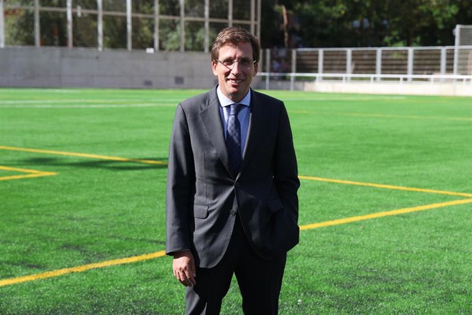 El alcalde de Madrid, José Luis Martínez-Almeida posa durante su visita