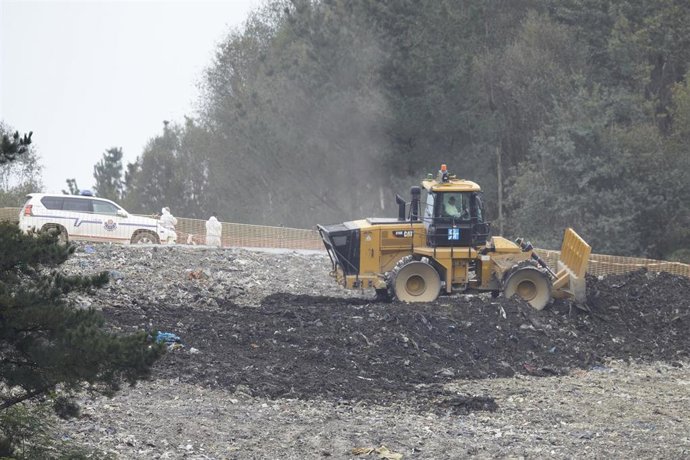 Archivo - Vista general de la zona donde trabajan en las labores de búsqueda de los dos trabajadores sepultados bajo los escombros del vertedero de Zaldibar (Vizcaya), que se derrumbó el pasado 6 de febrero.